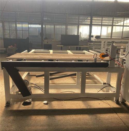 連意全自動(dòng)拼板機(jī) 機(jī)械科技賦能，引領(lǐng)板材拼接新紀(jì)元